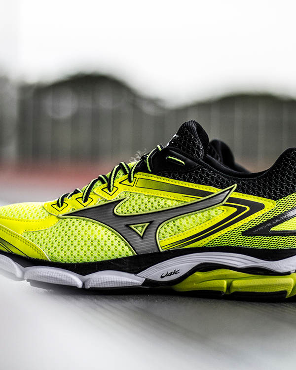 mizuno yellow running shoes