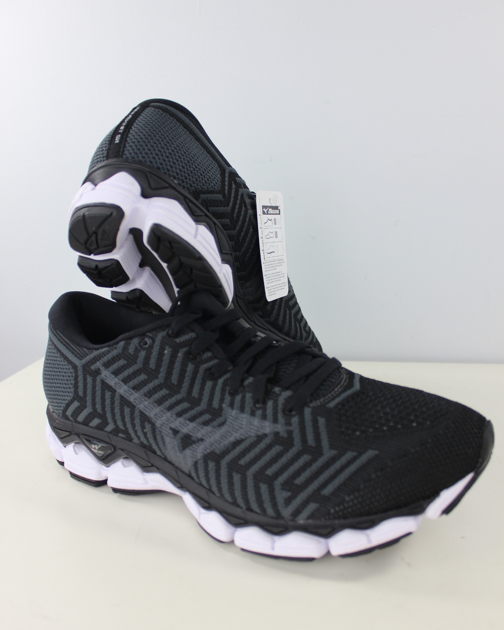 black mizuno running shoes