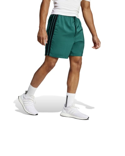pantaloncini adidas 3 Stripes Chelsea Uomo Poliestere con tasche Verde - adidas 3 Stripes Chelsea Men's Polyester Pocket Shorts Green - Short adidas Chelsea à 3 bandes en polyester avec poches pour homme, vert - adidas 3-Streifen Chelsea Herren Polyester-Taschenshorts Grün