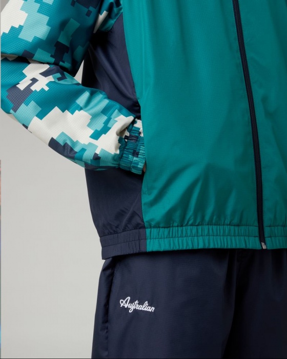 Tuta intera completa Australian TACTICS IN BRICE TENNIS Poliestere Woven Microfibra uomo made In Italy EVERGLADES - Australian TACTICS IN BRICE TENNIS Polyester Woven Microfiber Men\'s Full Tracksuit Made In Italy EVERGLADES - Survêtement intégral pour homme Australian TACTICS IN BRICE TENNIS en microfibre de polyester tissée, fabriqué en Italie, EVERGLADES - Australische Taktiken im BRICE Tennis-Trainingsanzug für Herren aus gewebter Polyester-Mikrofaser, hergestellt in Italien, Everglades