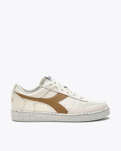 Scarpe sportive sneakers Diadora MAGIC BASKET LOW 2030 Pelle Uomo BIANCO MARRONE ICED COFFEE - Sports shoes sneakers Diadora MAGIC BASKETBALL LOW 2030 Leather Man WHITE BROWN ICED COFFEE - Chaussures de sport baskets Diadora MAGIC BASKETBALL LOW 2030 Cuir Homme BLANC MARRON CAFÉ GLACÉ - Sportschuhe Turnschuhe Diadora MAGIC BASKETBALL LOW 2030 Leder Mann WEISS BRAUN ICED COFFEE