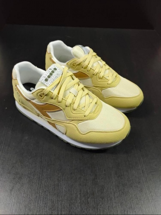 Scarpe sportive sneakers Diadora N.92 Uomo Giallo PASTINACA - Diadora N.92 Mens Yellow Stingray Sports Shoes - Chaussures de sport Diadora N.92 pour homme, en galuchat jaune - Diadora N.92 Herren-Sportschuhe in Gelb mit Stachelrochenmuster