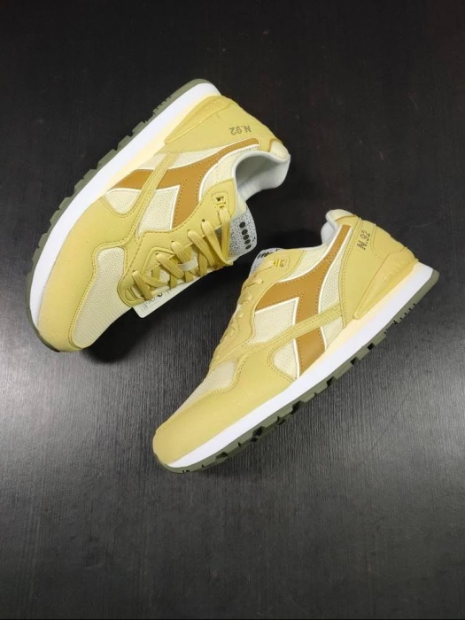 Scarpe sportive sneakers Diadora N.92 Uomo Giallo PASTINACA - Diadora N.92 Mens Yellow Stingray Sports Shoes - Chaussures de sport Diadora N.92 pour homme, en galuchat jaune - Diadora N.92 Herren-Sportschuhe in Gelb mit Stachelrochenmuster