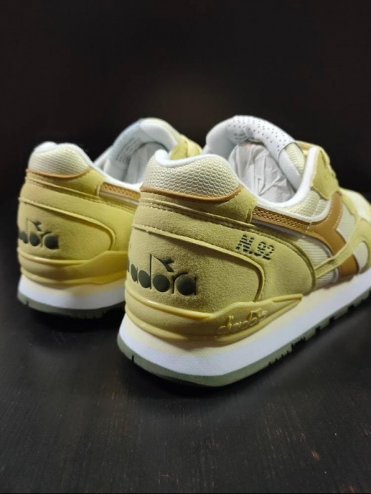 Scarpe sportive sneakers Diadora N.92 Uomo Giallo PASTINACA - Diadora N.92 Mens Yellow Stingray Sports Shoes - Chaussures de sport Diadora N.92 pour homme, en galuchat jaune - Diadora N.92 Herren-Sportschuhe in Gelb mit Stachelrochenmuster