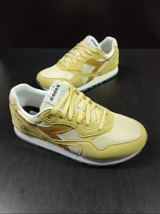 Scarpe sportive sneakers Diadora N.92 Uomo Giallo PASTINACA - Diadora N.92 Mens Yellow Stingray Sports Shoes - Chaussures de sport Diadora N.92 pour homme, en galuchat jaune - Diadora N.92 Herren-Sportschuhe in Gelb mit Stachelrochenmuster