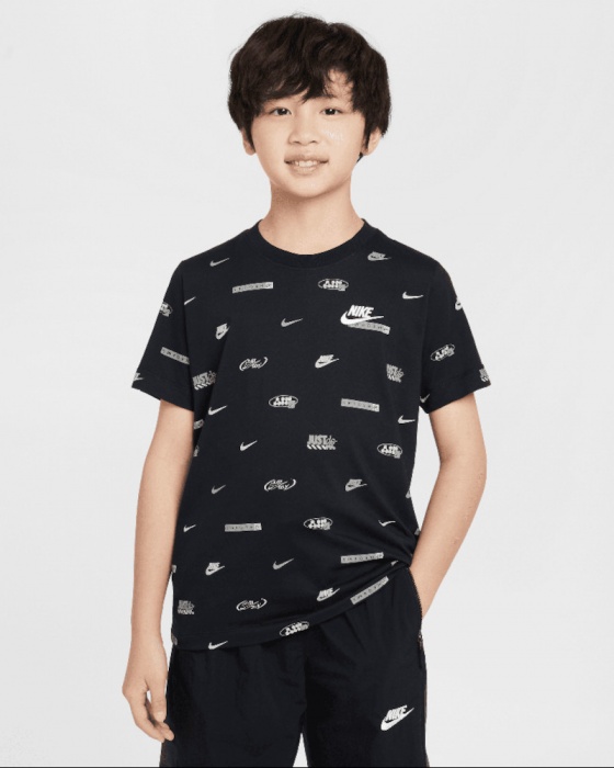 maglia T-shirt tempo libero Nike Bambini Ragazzi AOP Kids Cotone Girocollo Nero - Nike Kids Boys AOP Kids Cotton Crewneck Black Leisure T-Shirt - T-shirt de loisirs à col ras du cou en coton Nike Kids AOP pour garçons, noir - Nike Kids Jungen AOP Kinder Baumwolle Rundhalsausschnitt Schwarz Freizeit T-Shirt
