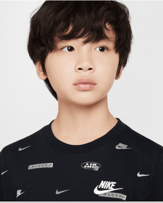 maglia T-shirt tempo libero Nike Bambini Ragazzi AOP Kids Cotone Girocollo Nero - Nike Kids Boys AOP Kids Cotton Crewneck Black Leisure T-Shirt - T-shirt de loisirs à col ras du cou en coton Nike Kids AOP pour garçons, noir - Nike Kids Jungen AOP Kinder Baumwolle Rundhalsausschnitt Schwarz Freizeit T-Shirt