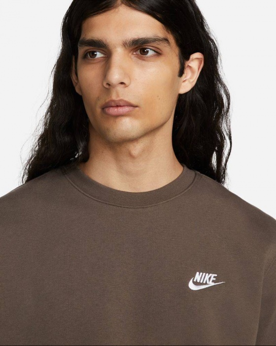 Felpa sportiva pullover girocollo Nike Pullover Crew Club Cotone Felpato Marrone - Nike Pullover Crew Club Crewneck Sweatshirt Cotton Fleece Brown - Nike Pullover Crew Club Crewneck Sweat Coton Polaire Marron - Sportlicher Pullover mit Rundhalsausschnitt Nike Pullover Crew Club Baumwollfleece Flaschengrün