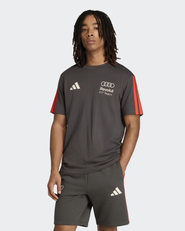 T-shirt AUDI Adidas Formula 1 Team DNA Tee 3-Stripes nero Cotone Girocollo 2026 - T-shirt jersey AUDI Adidas Formula 1 Team DNA Tee 3-Stripes Black Cotton Crew Neck 2026 - T-shirt maillot AUDI Adidas Formula 1 Team DNA Tee 3-Stripes Noir Coton Col Rond 2026 - T-Shirt Jersey AUDI Adidas Formel 1 Team DNA Tee 3-Streifen Schwarz Baumwolle Rundhals 2026