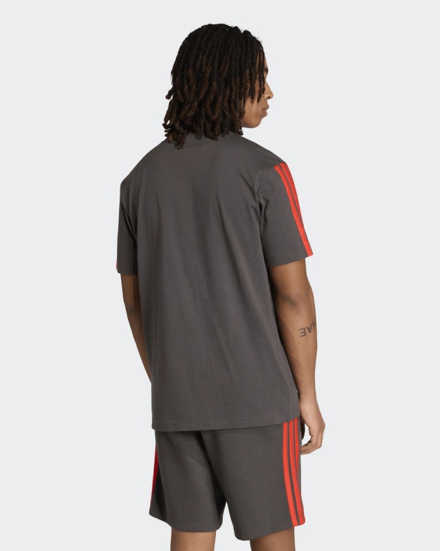 T-shirt AUDI Adidas Formula 1 Team DNA Tee 3-Stripes nero Cotone Girocollo 2026 - T-shirt jersey AUDI Adidas Formula 1 Team DNA Tee 3-Stripes Black Cotton Crew Neck 2026 - T-shirt maillot AUDI Adidas Formula 1 Team DNA Tee 3-Stripes Noir Coton Col Rond 2026 - T-Shirt Jersey AUDI Adidas Formel 1 Team DNA Tee 3-Streifen Schwarz Baumwolle Rundhals 2026