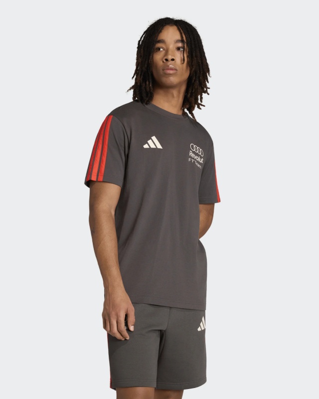 T-shirt AUDI Adidas Formula 1 Team DNA Tee 3-Stripes nero Cotone Girocollo 2026 - T-shirt jersey AUDI Adidas Formula 1 Team DNA Tee 3-Stripes Black Cotton Crew Neck 2026 - T-shirt maillot AUDI Adidas Formula 1 Team DNA Tee 3-Stripes Noir Coton Col Rond 2026 - T-Shirt Jersey AUDI Adidas Formel 1 Team DNA Tee 3-Streifen Schwarz Baumwolle Rundhals 2026