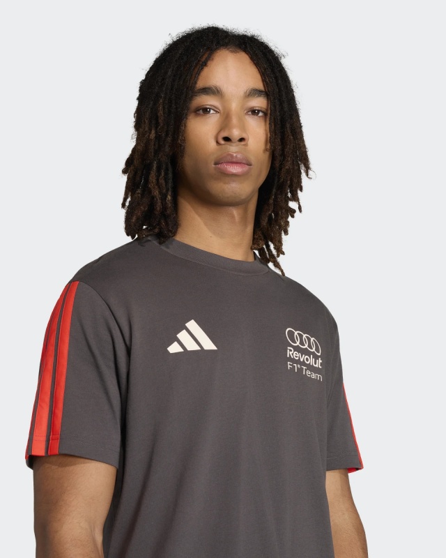 T-shirt AUDI Adidas Formula 1 Team DNA Tee 3-Stripes nero Cotone Girocollo 2026 - T-shirt jersey AUDI Adidas Formula 1 Team DNA Tee 3-Stripes Black Cotton Crew Neck 2026 - T-shirt maillot AUDI Adidas Formula 1 Team DNA Tee 3-Stripes Noir Coton Col Rond 2026 - T-Shirt Jersey AUDI Adidas Formel 1 Team DNA Tee 3-Streifen Schwarz Baumwolle Rundhals 2026