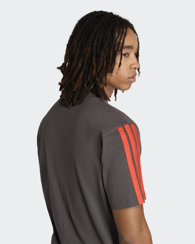 T-shirt AUDI Adidas Formula 1 Team DNA Tee 3-Stripes nero Cotone Girocollo 2026 - T-shirt jersey AUDI Adidas Formula 1 Team DNA Tee 3-Stripes Black Cotton Crew Neck 2026 - T-shirt maillot AUDI Adidas Formula 1 Team DNA Tee 3-Stripes Noir Coton Col Rond 2026 - T-Shirt Jersey AUDI Adidas Formel 1 Team DNA Tee 3-Streifen Schwarz Baumwolle Rundhals 2026