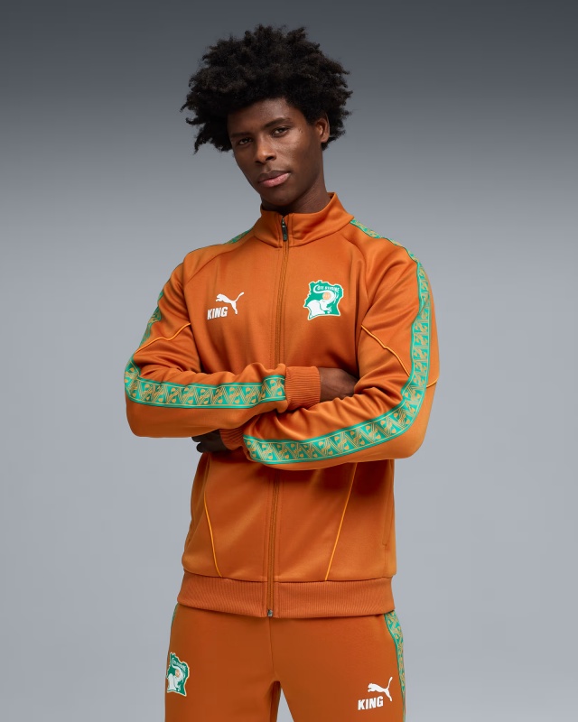 Giacca Tuta Sportiva Costa d Avorio Puma Stadium Pre Match KING Anthem Mondiali 2026 Warm Chestnut-PUMA White - Puma Ivory Coast Stadium Pre-Match KING Anthem World Cup 2026 Tracksuit Jacket Warm Chestnut-PUMA White - Veste de survêtement Puma Côte d\'Ivoire Stadium Pre-Match KING Anthem Coupe du Monde 2026, marron chaud - PUMA Blanc - Puma Elfenbeinküste Stadion Pre-Match KING Anthem WM 2026 Trainingsjacke Warm Chestnut-PUMA Weiß