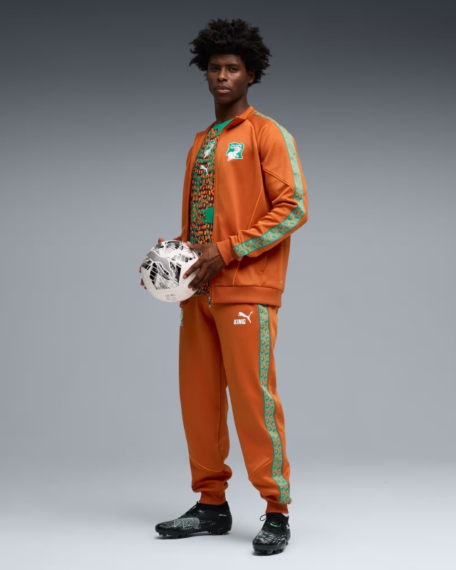 Giacca Tuta Sportiva Costa d Avorio Puma Stadium Pre Match KING Anthem Mondiali 2026 Warm Chestnut-PUMA White - Puma Ivory Coast Stadium Pre-Match KING Anthem World Cup 2026 Tracksuit Jacket Warm Chestnut-PUMA White - Veste de survêtement Puma Côte d\'Ivoire Stadium Pre-Match KING Anthem Coupe du Monde 2026, marron chaud - PUMA Blanc - Puma Elfenbeinküste Stadion Pre-Match KING Anthem WM 2026 Trainingsjacke Warm Chestnut-PUMA Weiß