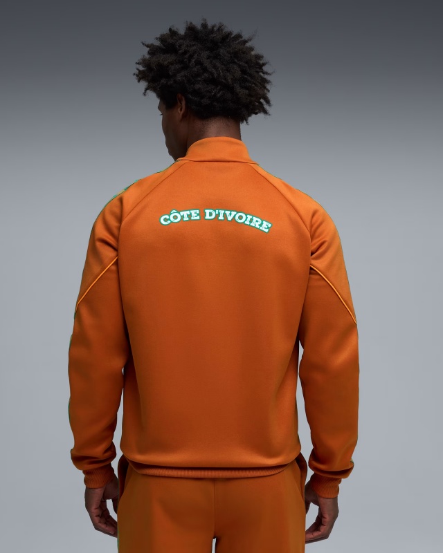 Giacca Tuta Sportiva Costa d Avorio Puma Stadium Pre Match KING Anthem Mondiali 2026 Warm Chestnut-PUMA White - Puma Ivory Coast Stadium Pre-Match KING Anthem World Cup 2026 Tracksuit Jacket Warm Chestnut-PUMA White - Veste de survêtement Puma Côte d\'Ivoire Stadium Pre-Match KING Anthem Coupe du Monde 2026, marron chaud - PUMA Blanc - Puma Elfenbeinküste Stadion Pre-Match KING Anthem WM 2026 Trainingsjacke Warm Chestnut-PUMA Weiß