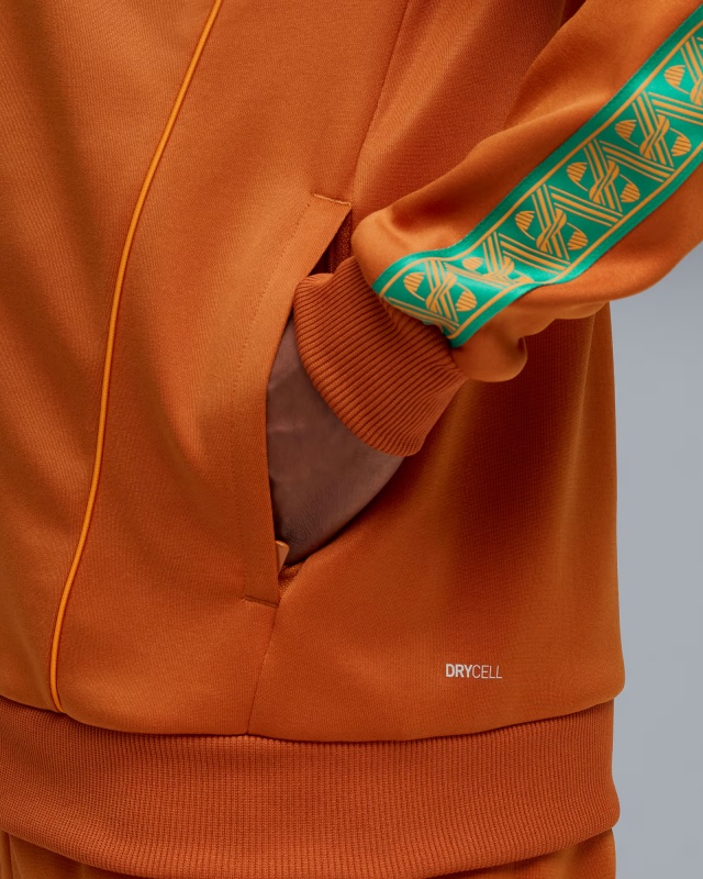 Giacca Tuta Sportiva Costa d Avorio Puma Stadium Pre Match KING Anthem Mondiali 2026 Warm Chestnut-PUMA White - Puma Ivory Coast Stadium Pre-Match KING Anthem World Cup 2026 Tracksuit Jacket Warm Chestnut-PUMA White - Veste de survêtement Puma Côte d\'Ivoire Stadium Pre-Match KING Anthem Coupe du Monde 2026, marron chaud - PUMA Blanc - Puma Elfenbeinküste Stadion Pre-Match KING Anthem WM 2026 Trainingsjacke Warm Chestnut-PUMA Weiß