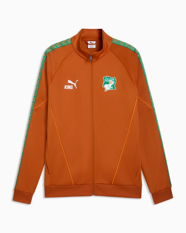 Giacca Tuta Sportiva Costa d Avorio Puma Stadium Pre Match KING Anthem Mondiali 2026 Warm Chestnut-PUMA White - Puma Ivory Coast Stadium Pre-Match KING Anthem World Cup 2026 Tracksuit Jacket Warm Chestnut-PUMA White - Veste de survêtement Puma Côte d\'Ivoire Stadium Pre-Match KING Anthem Coupe du Monde 2026, marron chaud - PUMA Blanc - Puma Elfenbeinküste Stadion Pre-Match KING Anthem WM 2026 Trainingsjacke Warm Chestnut-PUMA Weiß
