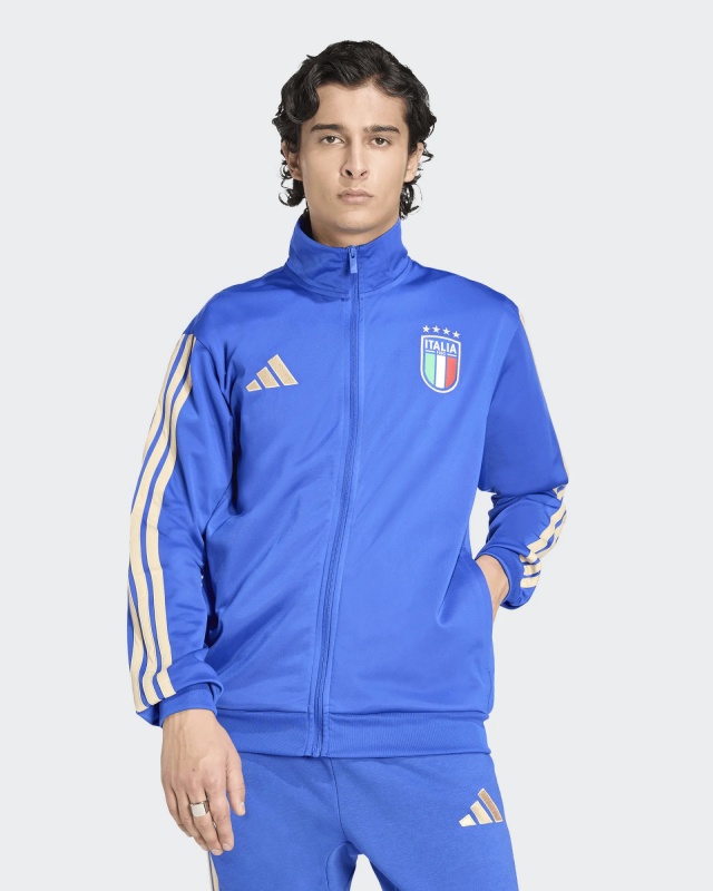 Giacca Tuta Sportiva ITALIA FIGC adidas Track Top DNA Uomo Poliestere Mondiali 2026 Blue - Suit sport Jacket adidas ITALY FIGC Track Top DNA Mens Polyester World Cup 2026 Blue - Veste de sport adidas Italie FIGC Track Top DNA Homme Polyester Coupe du Monde 2026 Bleu - Anzug Sportjacke adidas ITALY FIGC Track Top DNA Herren Polyester Weltmeisterschaft 2026 Blau