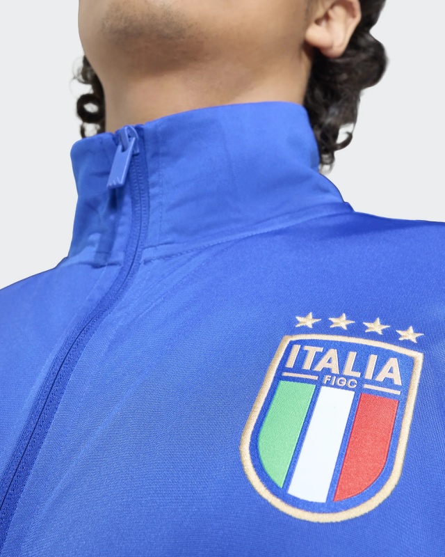 Giacca Tuta Sportiva ITALIA FIGC adidas Track Top DNA Uomo Poliestere Mondiali 2026 Blue - Suit sport Jacket adidas ITALY FIGC Track Top DNA Mens Polyester World Cup 2026 Blue - Veste de sport adidas Italie FIGC Track Top DNA Homme Polyester Coupe du Monde 2026 Bleu - Anzug Sportjacke adidas ITALY FIGC Track Top DNA Herren Polyester Weltmeisterschaft 2026 Blau
