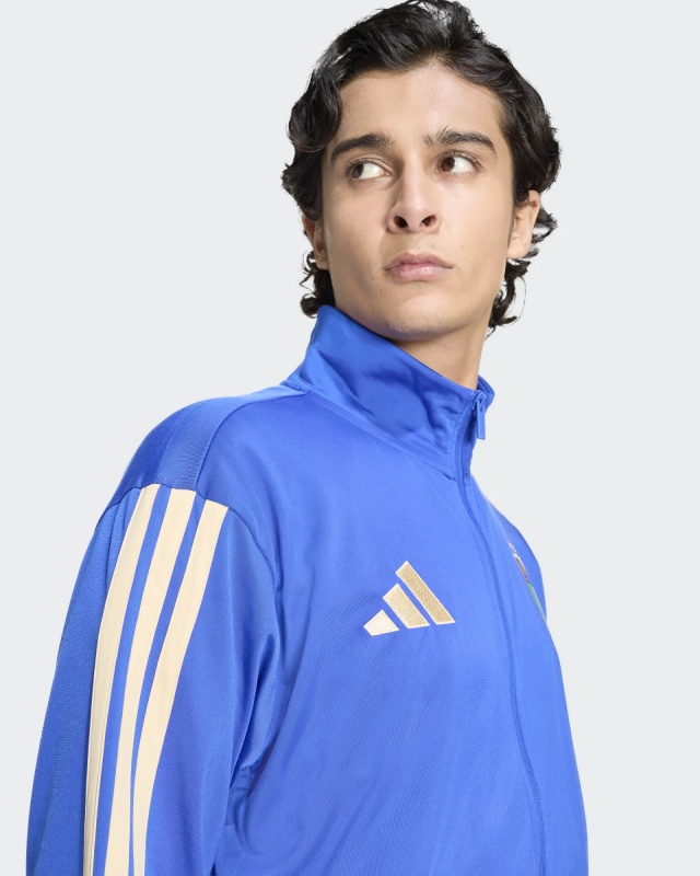 Giacca Tuta Sportiva ITALIA FIGC adidas Track Top DNA Uomo Poliestere Mondiali 2026 Blue - Suit sport Jacket adidas ITALY FIGC Track Top DNA Mens Polyester World Cup 2026 Blue - Veste de sport adidas Italie FIGC Track Top DNA Homme Polyester Coupe du Monde 2026 Bleu - Anzug Sportjacke adidas ITALY FIGC Track Top DNA Herren Polyester Weltmeisterschaft 2026 Blau
