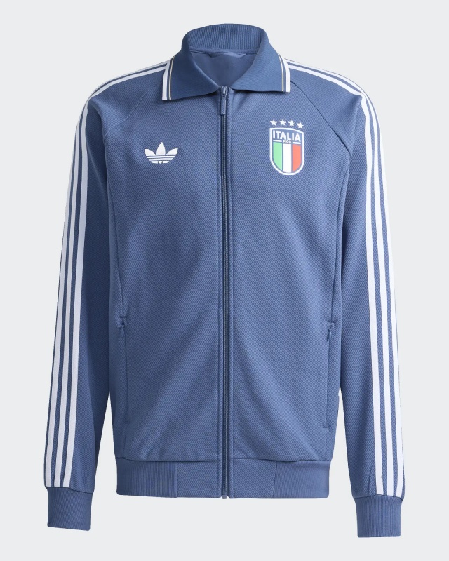 Giacca tuta Sportiva Italia FIGC Adidas ORIGINALS TREFOIL Away Anthem  Cotone Mondiali 2026 Uomo Blue - Sport Suit jacket Adidas Originals TREFOIL Away Anthem Cotton World Cup 2026 Mens FIGC Blue - Veste de survêtement Adidas Originals TREFOIL Extérieur Anthem Coton Coupe du Monde 2026 Homme FIGC Bleu - Sportanzugjacke Adidas Originals TREFOIL Away Anthem Cotton World Cup 2026 Herren FIGC Blau