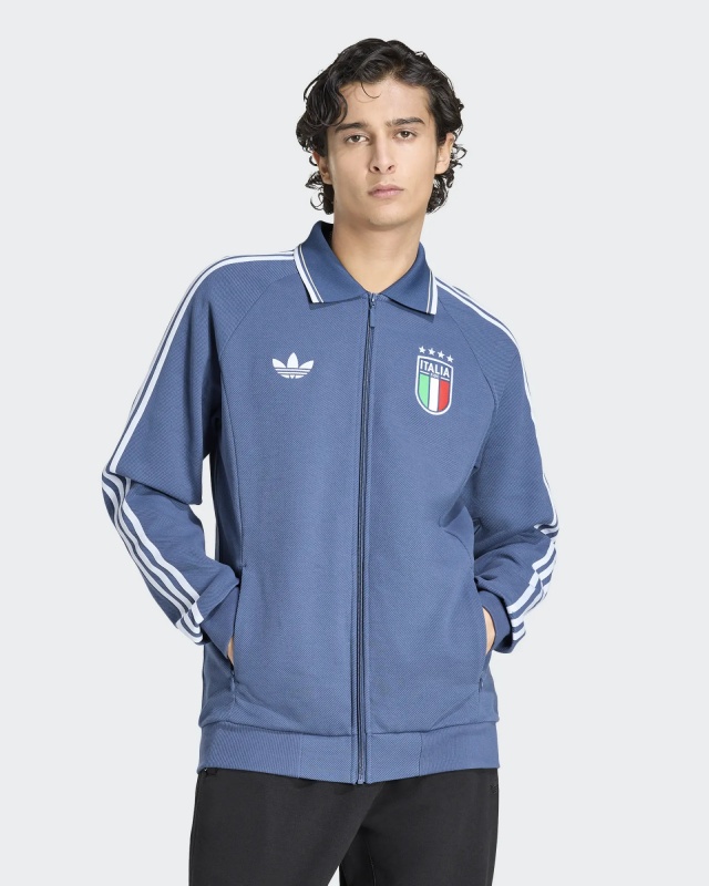 Giacca tuta Sportiva Italia FIGC Adidas ORIGINALS TREFOIL Away Anthem  Cotone Mondiali 2026 Uomo Blue - Sport Suit jacket Adidas Originals TREFOIL Away Anthem Cotton World Cup 2026 Mens FIGC Blue - Veste de survêtement Adidas Originals TREFOIL Extérieur Anthem Coton Coupe du Monde 2026 Homme FIGC Bleu - Sportanzugjacke Adidas Originals TREFOIL Away Anthem Cotton World Cup 2026 Herren FIGC Blau