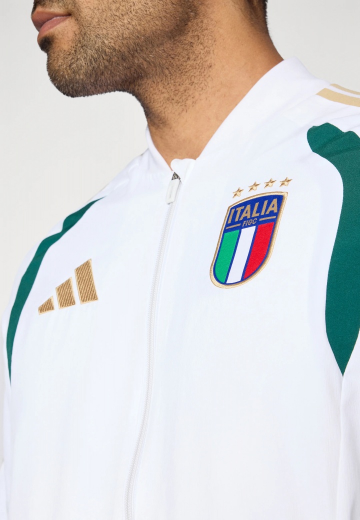 Giacca Tuta Rappresentanza ITALIA FIGC adidas Uomo Mondiali 2026 Bianco - Presentation Suit Jacket adidas Mens 2026 World Cup FIGC Italy White - Veste de présentation adidas pour homme Coupe du monde 2026 FIGC Italie Blanc - Präsentationsanzugjacke adidas Herren 2026 World Cup FIGC Italien Weiß
