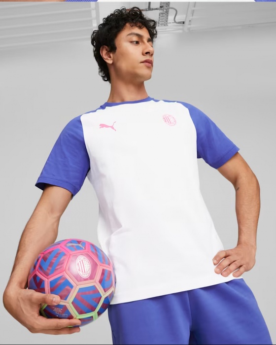 Maglia Maglietta T-shirt tempo libero AC MILAN Puma CASUALS Girocollo Cotone Uomo 2023 24 Bianco Blue Third - Leisure T-shirt AC MILAN Puma CASUALS Round Neck Cotton Man 2023 24 White Blue Third - T-shirt de loisirs AC MILAN Puma CASUALS col rond coton homme 2023 24 blanc bleu troisième - Freizeit-T-Shirt AC MILAN Puma CASUALS Rundhals-Baumwollmann 2023 24 Weiß Blau Dritter
