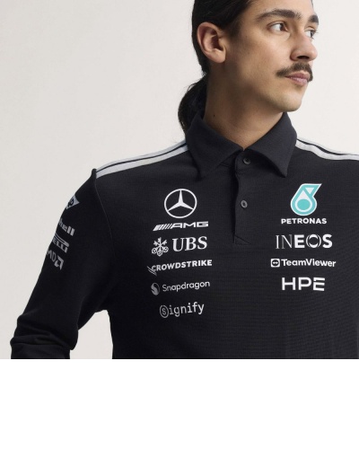 Polo maglia Mercedes PETRONAS FORMULA 1 TEAM ENGINEERS maniche Lunghe Cotone Uomo 2026 Nero - Mercedes PETRONAS FORMULA 1 TEAM ENGINEERS Long Sleeve Cotton Polo Shirt Men 2026 Black - Polo à manches longues en coton noir Mercedes PETRONAS FORMULA 1 TEAM ENGINEERS pour homme, collection 2026 - Mercedes PETRONAS FORMEL 1 TEAM ENGINEERS Langarm-Poloshirt aus Baumwolle für Herren, Schwarz, 2026