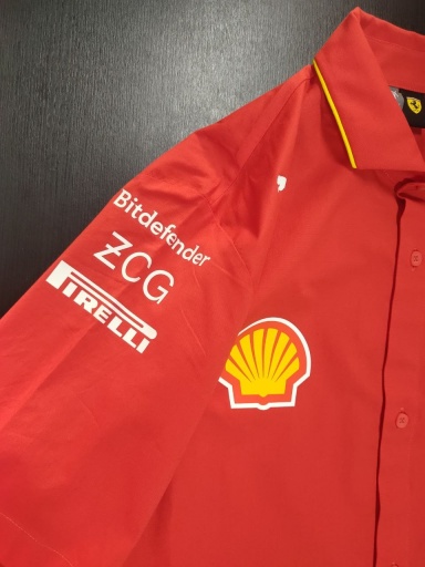 Camicia Maglia Uomo Scuderia Ferrari Team SF Team Shirt Rosso Corsa Motorsport 2024 - Scuderia Ferrari Team SF Team Shirt Men\'s Shirt Red Corsa Motorsport 2024 - Scuderia Ferrari Team SF Team Shirt Maillot Homme Rouge Corsa Motorsport 2024 - Scuderia Ferrari Team SF Teamshirt Herrenshirt Rot Corsa Motorsport 2024