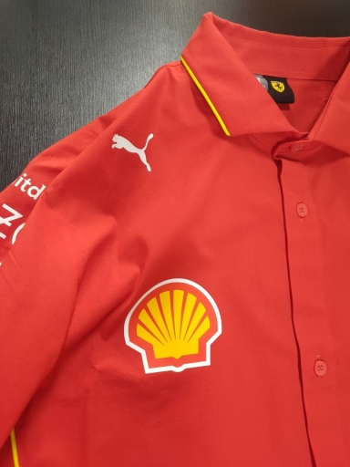 Camicia Maglia Uomo Scuderia Ferrari Team SF Team Shirt Rosso Corsa Motorsport 2024 - Scuderia Ferrari Team SF Team Shirt Men\'s Shirt Red Corsa Motorsport 2024 - Scuderia Ferrari Team SF Team Shirt Maillot Homme Rouge Corsa Motorsport 2024 - Scuderia Ferrari Team SF Teamshirt Herrenshirt Rot Corsa Motorsport 2024