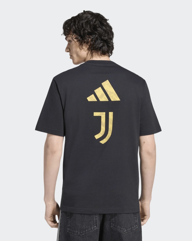 T-shirt maglia maglietta Adidas Juventus SZN Graphic Tee Cotone girocollo 2026 27 nero Uomo - Adidas Juventus SZN Graphic Tee Cotton Crew Neck T-Shirt 2026 27 Black Men\'s - T-shirt graphique Adidas Juventus SZN en coton, col rond, noir, pour homme - Adidas Juventus SZN Grafik-T-Shirt aus Baumwolle mit Rundhalsausschnitt, Modell 2026/27, Schwarz, Herren