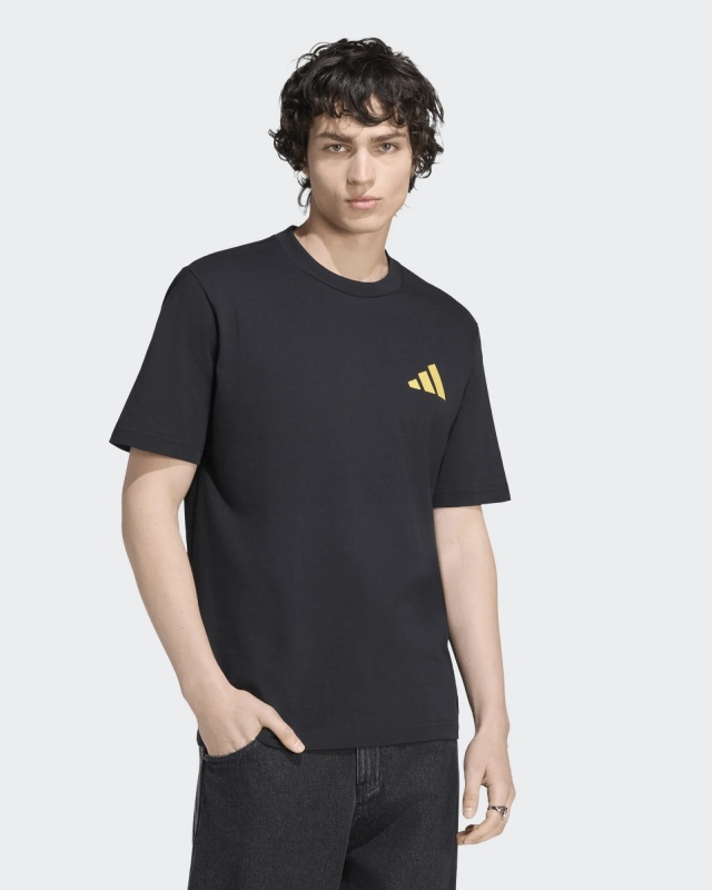T-shirt maglia maglietta Adidas Juventus SZN Graphic Tee Cotone girocollo 2026 27 nero Uomo - Adidas Juventus SZN Graphic Tee Cotton Crew Neck T-Shirt 2026 27 Black Men\'s - T-shirt graphique Adidas Juventus SZN en coton, col rond, noir, pour homme - Adidas Juventus SZN Grafik-T-Shirt aus Baumwolle mit Rundhalsausschnitt, Modell 2026/27, Schwarz, Herren