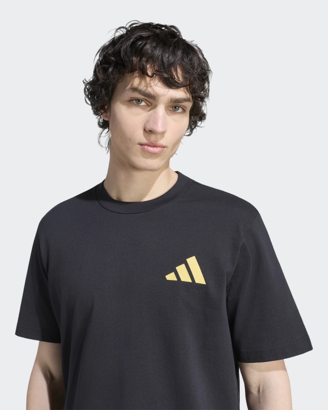 T-shirt maglia maglietta Adidas Juventus SZN Graphic Tee Cotone girocollo 2026 27 nero Uomo - Adidas Juventus SZN Graphic Tee Cotton Crew Neck T-Shirt 2026 27 Black Men\'s - T-shirt graphique Adidas Juventus SZN en coton, col rond, noir, pour homme - Adidas Juventus SZN Grafik-T-Shirt aus Baumwolle mit Rundhalsausschnitt, Modell 2026/27, Schwarz, Herren