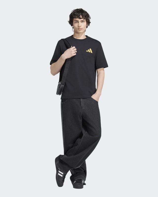 T-shirt maglia maglietta Adidas Juventus SZN Graphic Tee Cotone girocollo 2026 27 nero Uomo - Adidas Juventus SZN Graphic Tee Cotton Crew Neck T-Shirt 2026 27 Black Men\'s - T-shirt graphique Adidas Juventus SZN en coton, col rond, noir, pour homme - Adidas Juventus SZN Grafik-T-Shirt aus Baumwolle mit Rundhalsausschnitt, Modell 2026/27, Schwarz, Herren