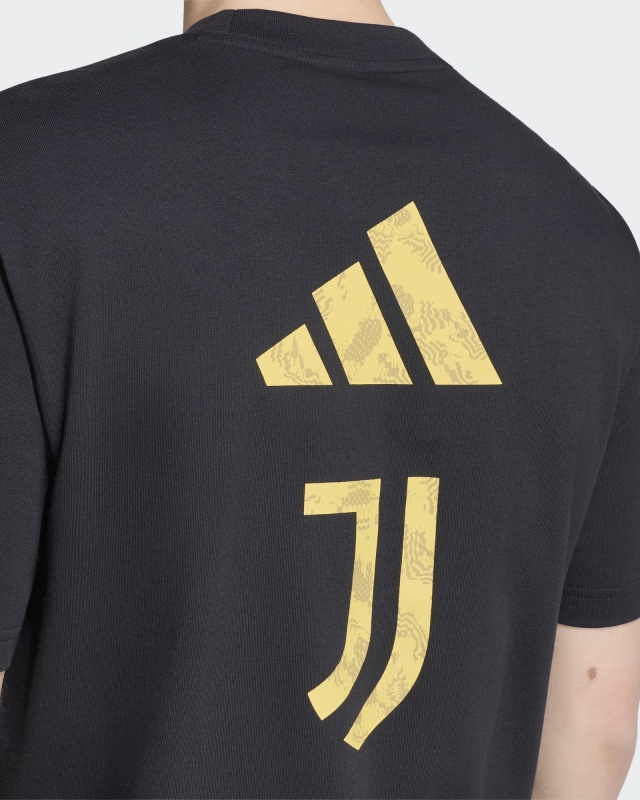 T-shirt maglia maglietta Adidas Juventus SZN Graphic Tee Cotone girocollo 2026 27 nero Uomo - Adidas Juventus SZN Graphic Tee Cotton Crew Neck T-Shirt 2026 27 Black Men\'s - T-shirt graphique Adidas Juventus SZN en coton, col rond, noir, pour homme - Adidas Juventus SZN Grafik-T-Shirt aus Baumwolle mit Rundhalsausschnitt, Modell 2026/27, Schwarz, Herren