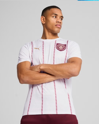 maglia Allenamento Puma MANCHESTER CITY MCFC Pre Match Stadium 2025 uomo Bianco Amaranto - Training Shirt Puma MANCHESTER CITY MCFC Pre Match Stadium 2025 Mens White Amaranth - Maillot d entraînement Puma MANCHESTER CITY MCFC Pre Match Stadium 2025 Homme Blanc Amarante - Trainingsshirt Puma MANCHESTER CITY MCFC Pre Match Stadium 2025 Herren Weiß Amaranth