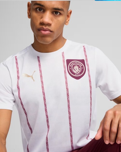 maglia Allenamento Puma MANCHESTER CITY MCFC Pre Match Stadium 2025 uomo Bianco Amaranto - Training Shirt Puma MANCHESTER CITY MCFC Pre Match Stadium 2025 Mens White Amaranth - Maillot d entraînement Puma MANCHESTER CITY MCFC Pre Match Stadium 2025 Homme Blanc Amarante - Trainingsshirt Puma MANCHESTER CITY MCFC Pre Match Stadium 2025 Herren Weiß Amaranth