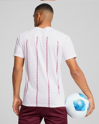maglia Allenamento Puma MANCHESTER CITY MCFC Pre Match Stadium 2025 uomo Bianco Amaranto - Training Shirt Puma MANCHESTER CITY MCFC Pre Match Stadium 2025 Mens White Amaranth - Maillot d entraînement Puma MANCHESTER CITY MCFC Pre Match Stadium 2025 Homme Blanc Amarante - Trainingsshirt Puma MANCHESTER CITY MCFC Pre Match Stadium 2025 Herren Weiß Amaranth