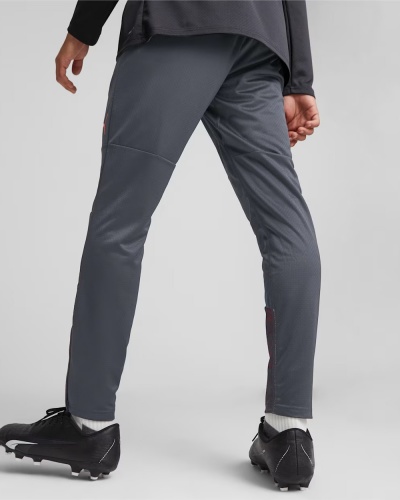 Pantaloni Tuta MANCHESTER CITY MCFC Puma Training con tasche a zip POLIESTERE Uomo 2024 Grigio - Suit Pants MANCHESTER CITY MCFC Puma Training with zip pockets POLYESTER Men 2024 Gray - Pantalon de Survetement MANCHESTER CITY MCFC Puma Training avec poches zippées POLYESTER Homme 2024 Gris - Anzughose MANCHESTER CITY MCFC Puma Training mit Reißverschlusstaschen POLYESTER Herren 2024 Grau
