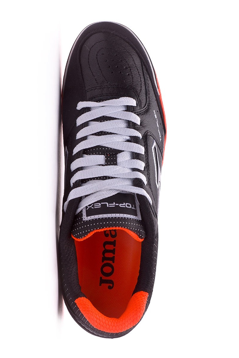 scarpe da calcetto su parquet